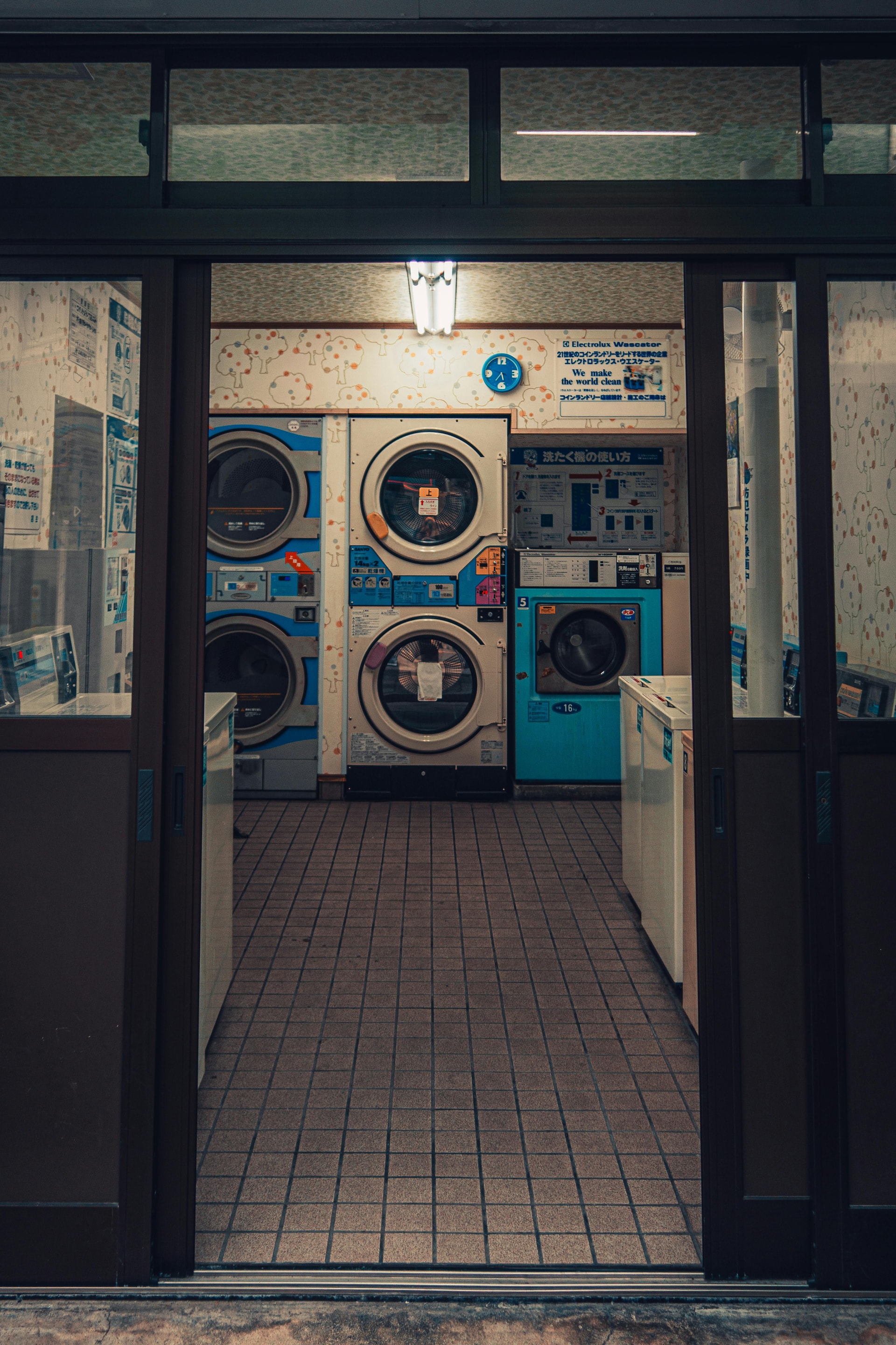 Laundry franchise vs local laundry shop comparison
